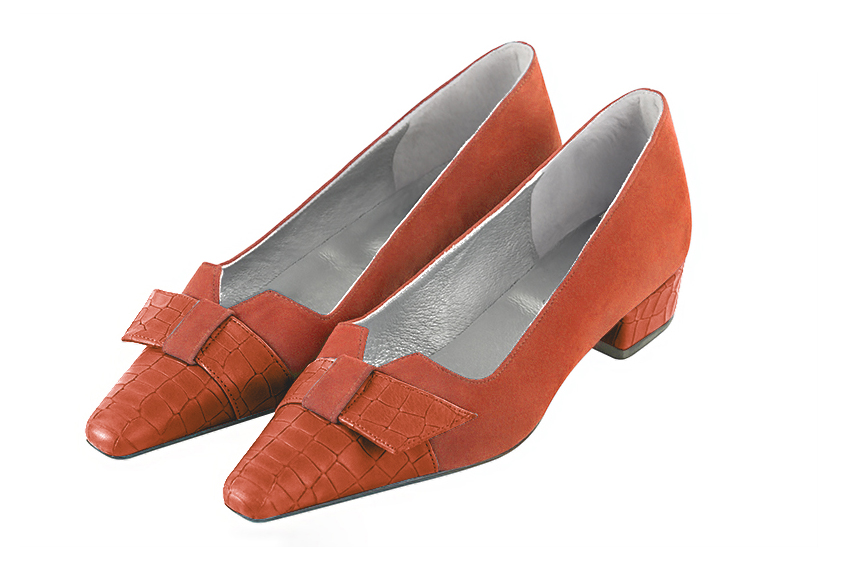 Terracotta orange women's dress pumps, with a knot on the front. Tapered toe. Low block heels. Front view - Florence KOOIJMAN